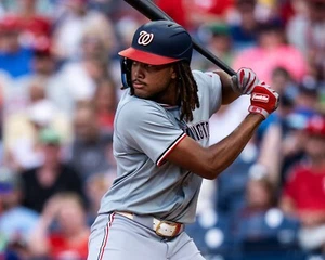 Foto de béisbol James Wood primer plano al bate de los Nacionales de Washington 8x10 MLB - Imagen 1 de 1