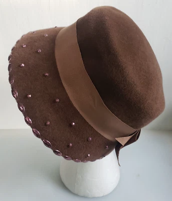 Sombrero Cloche Vintage Deluxe Terciopelo Hecho en Unión Merrimac Cuerpo MARRÓN Para Mujer con Cuentas Foto 1 de 4