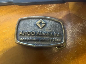 ARCO ALASKA INKL. EINGEBAUTER JANUAR 1, 1981 GÜRTELSCHNALLE MASSIVMESSING ~ SCHÖN ~ - Bild 1 von 3