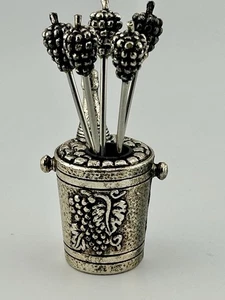Vintage versilbert Traube Cocktail Plektren Set mit Eimer Halter MCM 31/2" Spieße - Bild 1 von 7