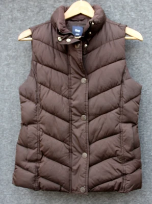 Chaleco acolchado Gap para mujer talla X-pequeño cuello polar cremallera completa y broche a presión con bolsillos Foto 1 de 4