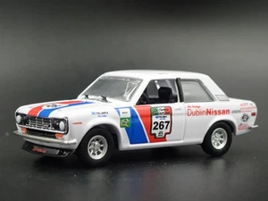 1967-1973 Datsun 510 Bluebird Dublino Nissan Carrera 1:64 Scala Modellino Auto - Foto 1 di 7