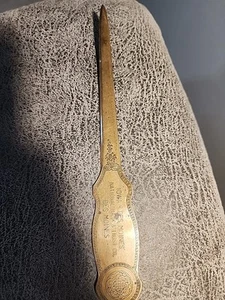 VINTAGE 1900 BRASS IOWA DES MOINES NATIONA4L BANK & TRUST CO. LETTER OPENER  - Imagen 1 de 8