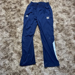 Adidas Notre Dame Pantaloni da Pista Uomo Medium Caviglia Zip Combattimento Irlandese - Foto 1 di 6