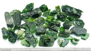 106 Carats Very Nice Quality Beautiful Natural Color Diopside Rough Grade Lot - Picture 1 of 5