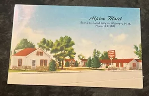 Cartolina RAPID CITY, SD South Dakota ~ ALPINE MOTEL ~ c1950s Roadside - Foto 1 di 2