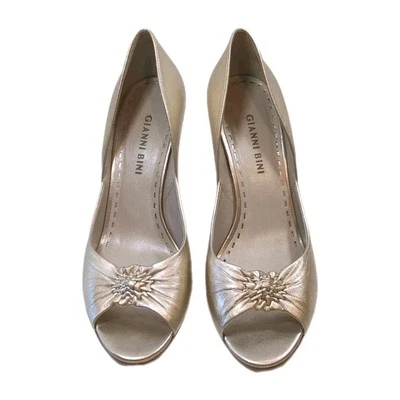 Tacones Gianni Bini para mujer 7 de cuero Goldstone sin cordones punta abierta Foto 1 de 4