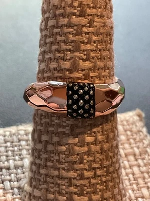 Anillo granulado facetado de oro rosa firmado por Michael Dawkins Foto 1 de 4