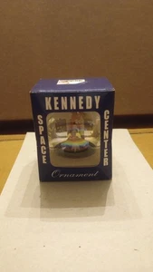 Adorno de bola globo de vidrio esmerilado centro espacial Kennedy de colección con transbordador interior - Imagen 1 de 10