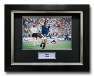 PANTALLA FOTOGRÁFICA ENMARCADA FIRMADA A MANO PAOLO ROSSI - ITALIA - AUTÓGRAFO DE FÚTBOL 4. - Imagen 1 de 1