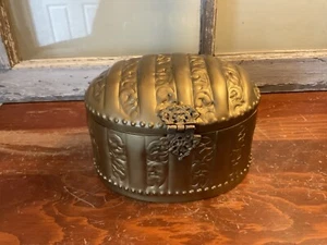 Lata de metal con tapa con bisagras con cierre - Hecho en India 6” de largo 4” de alto 4 1/2” de profundidad - Imagen 1 de 6