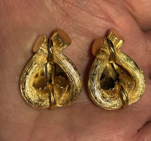 Vintage Escada Margaretha Ley Goldtone Clip On Earrings 1 1/8“ Long Signed - Picture 1 of 3