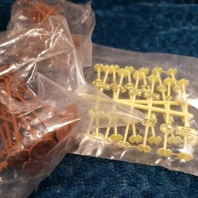 LOTE de 24 postes eléctricos y 24 señales de tráfico para accesorios ferroviarios HO NUEVO EN PAQUETE  Foto 1 de 4