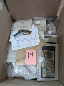 Scatola di francobolli vari Africa in vetrine mai aperti da tenuta! -109 foto - Foto 1 di 24