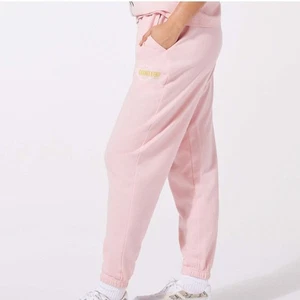 Pantalones deportivos clásicos SAVAGE & FENTY Essential Terry Scope con logotipo L rosa pétalo - Imagen 1 de 10