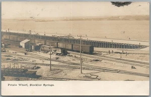 STOCKTON SPRINGS ME KARTOFFELKAI ANTIKE ECHTFOTO-POSTKARTE RPPC EISENBAHN GLEISE - Bild 1 von 2