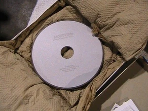 Norton 7 x 1/4 x 1-1/4 Diamond Grinding Wheel - Picture 1 of 3
