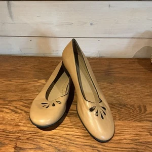 Trotters 8M Leather Ladies Flats With Tri Cut-Out Flowers At Toe Made In Brazil - Picture 1 of 6