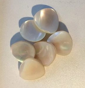 Perlmuttknöpfe: 6 dreieckige, weiße, schillernde Knöpfe, 18mm - Bild 1 von 2