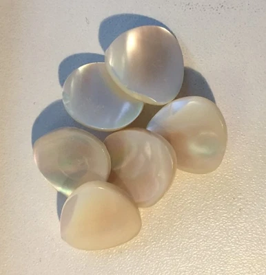 Perlmuttknöpfe: 6 dreieckige, weiße, schillernde Knöpfe, 18mm - Bild 1 von 2