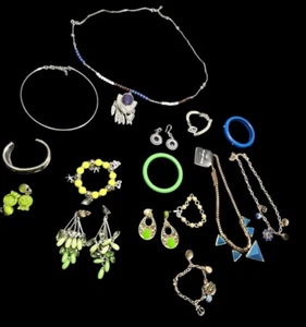 Modeschmuck Konvolut 19 Teile Armbänder, Ohrringe & Halsketten blau/grün - Bild 1 von 10