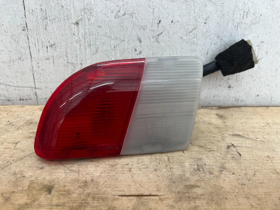 Mazda RX7 88-91 PASO DERECHO. Lámpara de luz de cortesía para puerta lateral roja blanca CONVERTIBLE Foto 1 de 4