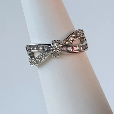 Anillo Bomb Party Talla 8 "Top It With A Bow" Topacio Lavanda y Circonita cúbica sobre Rodio Foto 1 de 4