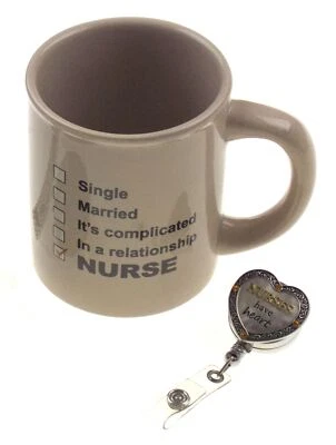 Taza de café con temática de enfermera Ganz enfermeras tienen corazón identificación insignia carrete conjunto 2 regalo de Navidad Foto 1 de 3
