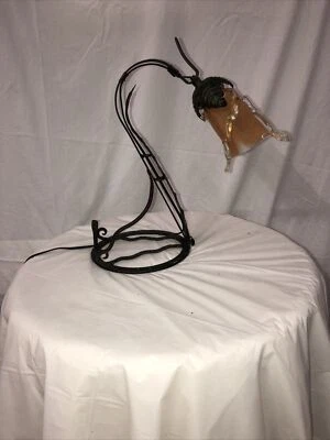 Lámpara de mesa moderna Art Deco de hierro forjado de una luz y tulipán de vidrio Europa / Rumania Foto 1 de 4