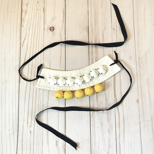 Collana Prada bavaglino perline cotone bianco giallo perline da appendere chiusura nastro nero