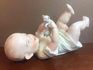 Antigua estatuilla de porcelana bisque DEP Alemania 9" 11154 piano bebé con gatito DEFECTO - Imagen 1 de 9