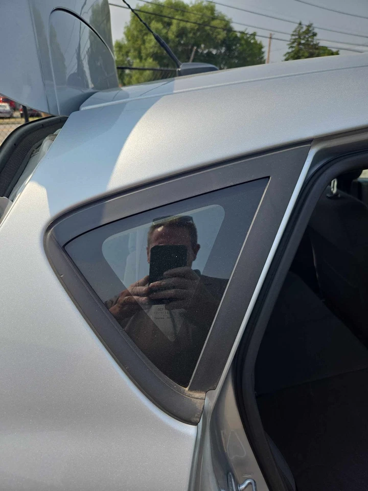 Used Right Quarter Glass fits: 2016 Ford Fiesta Htbk black belt moulding Right G - Imagem 1 de 4