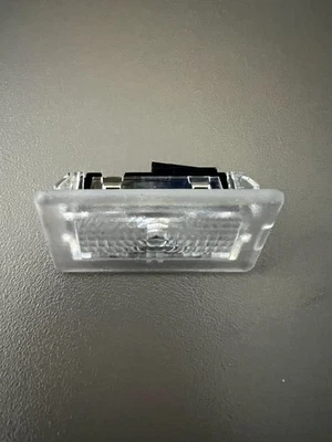 OEM Tesla Modelo Y/3/S/X Piezas OEM Fábrica 1007151-70-E Luz LED Blanca Puerta Foto 1 de 4