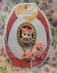 JUEGO DE PENDIENTES SOLAPA DIAMANTES DE IMITACIÓN COLLAR I'VE GOT YOU ENESCO CALICO GATITOS 454826 - Imagen 1 de 1