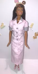 Bambola Barbie afroamericana con vestito da cameriera con fascia TokiDoki e acc. - Foto 1 di 4