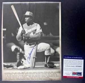 1974 HANK AARON SIGNED WIRE PHOTO 8X10 755 Home Runs Atlanta Braves HOF PSA DNA - Picture 1 of 3