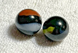 Vintage Shooter Murmeln Lot (2) - schwarze Basis mit orangem & gelbem Patch - Bild 1 von 3