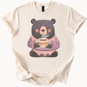 Bär im Pullover hält Kaffeebecher Grafik T-Shirt süß Tier Kaffee Shirt - Bild 1 von 6