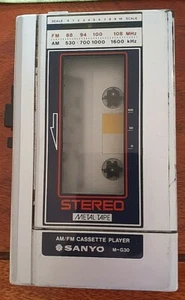 SANYO M-G30 Cassette/Radio Player Walkman mit Gürteltasche---defekt - Bild 1 von 5