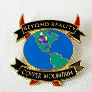 De colección Sombrero/Pin de Solapa Estación de Esquí Más Allá de la Realidad Cobre Montaña Colorado Recuerdo - Imagen 1 de 5
