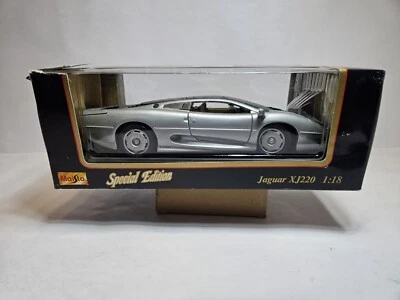 Coche diecast Intex Maisto escala 1:18 Jaguar XJ220 edición especial plateado 1992 Foto 1 de 4