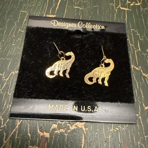 Dinosaur Earrings Sauropod Gold Tone New On Card Made in the USA Wire Dangle - Picture 1 of 4