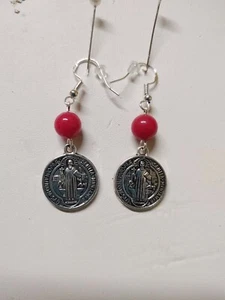 St. Benedikt Medaille, Beschützer des Bösen Charm Ohrringe mit durchbohrter Haken mit roter Perle - Bild 1 von 2