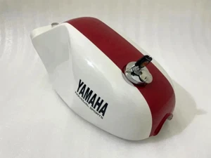 Yamaha Rz350 31k YPVS Rojo Y Blanco Pintado Acero Gasolina Combustible Tanque Gas + Tapa - Imagen 1 de 9