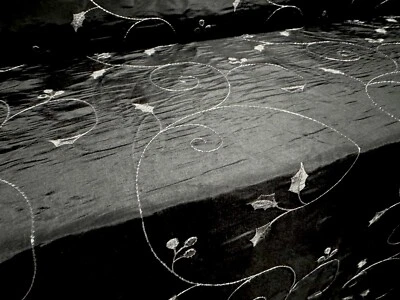 Taft Kunstseide Stoff, Meterware - bestickt Stechpalmenblatt - schwarz & silber - Bild 1 von 3