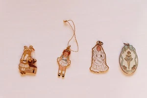 4 PUPPEN CLUB CHARMS 1989, 1991, 1996, 2000 Braut, Ballerina, Babypuppe, Reisender - Bild 1 von 8