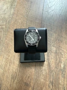 Seiko Prospex V147-0CS0 schwarzes Zifferblatt Solar Herrenuhr Kautschukband - Bild 1 von 8
