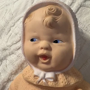 Jemlee 60er Jahre Puppe quietscht Baby hält rosa Teddybär 10 Zoll Gummi geformt auf Kleidung - Bild 1 von 12