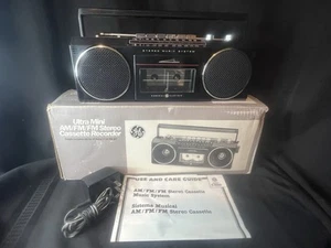 General Electric Boombox Radio AM/FM Stereo Registratore a cassette 3-5283A FUNZIONA + - Foto 1 di 12