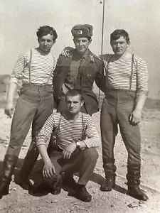 Chicos guapos abrazando cariñosos atractivos jóvenes ejército URSS foto de colección - Imagen 1 de 3